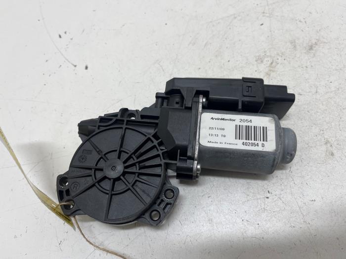 Usados Motor de ventanilla de puerta Kia Cee'd Sporty Wagon (EDF) 1.4 16V Precio € 10,00 Norma de margen ofrecido por F. van den Mosselaar autodemontage