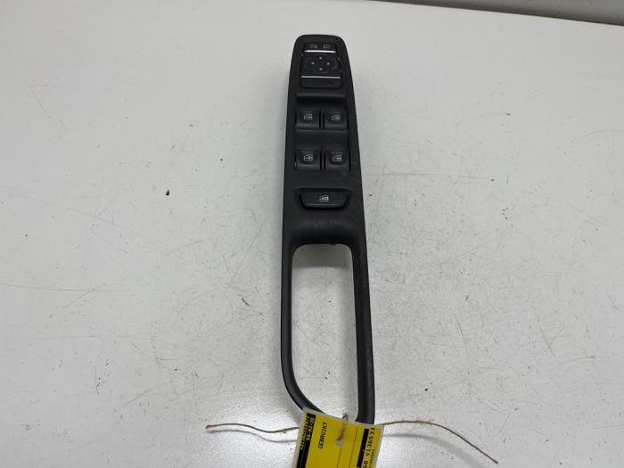 Usados Interruptor combinado de ventanillas Renault Clio IV (5R) 0.9 Energy TCE 90 12V Precio € 15,00 Norma de margen ofrecido por F. van den Mosselaar autodemontage