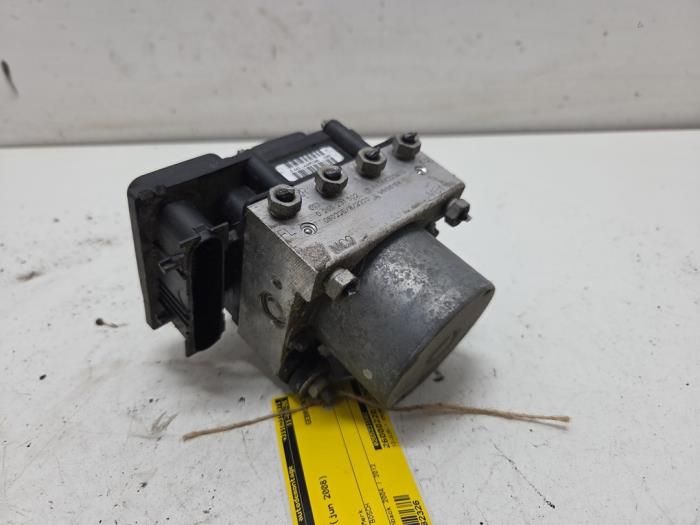 Begagnade ABS-pump Mitsubishi Colt (Z2/Z3) 1.1 12V Pris € 45,00 Marginaltabell erbjuds av F. van den Mosselaar autodemontage