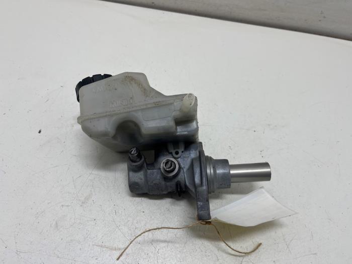 Used Master cylinder Renault Twingo III (AH) 1.0 SCe 70 12V Price € 15,00 Margin scheme offered by F. van den Mosselaar autodemontage