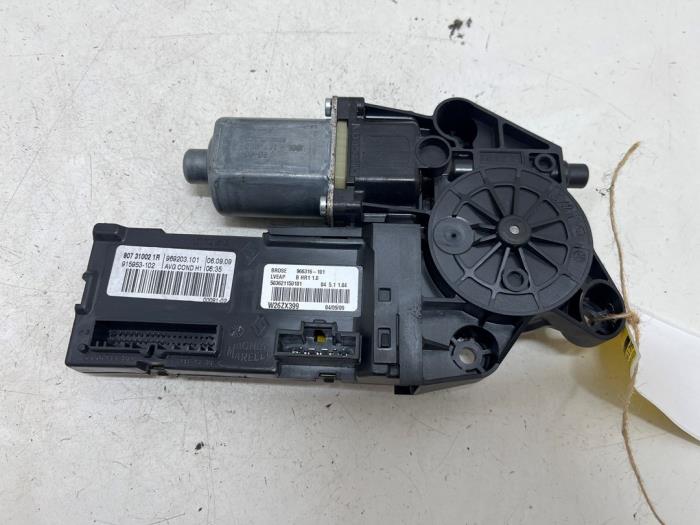 Usados Motor de ventanilla de puerta Renault Scénic III (JZ) 1.4 16V TCe 130 Precio € 15,00 Norma de margen ofrecido por F. van den Mosselaar autodemontage