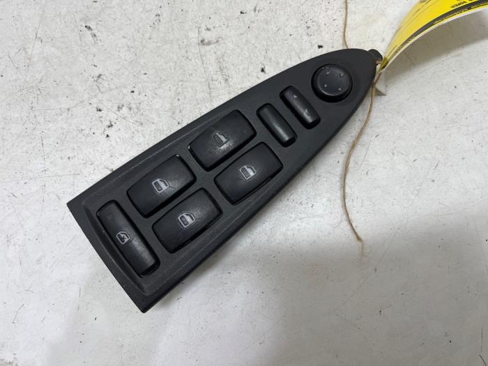 Usados Interruptor combinado de ventanillas Fiat Croma (194) 1.9 D Multijet 16V Precio € 20,00 Norma de margen ofrecido por F. van den Mosselaar autodemontage