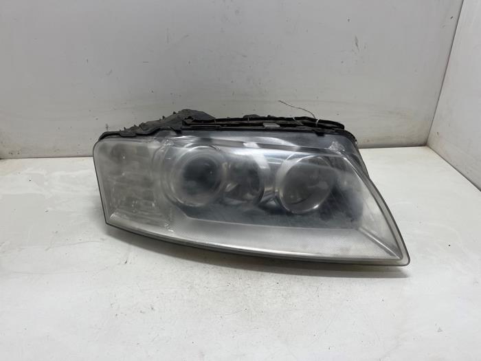 Używane Reflektor prawy Audi A8 (D3) 6.0 W12 48V Quattro Cena € 150,00 Procedura marży oferowane przez F. van den Mosselaar autodemontage