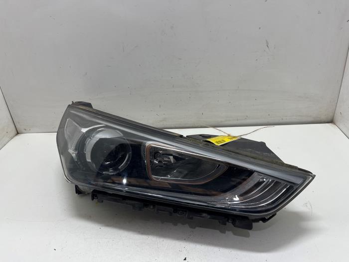 Używane Reflektor prawy Hyundai Ioniq EV Cena € 350,00 Procedura marży oferowane przez F. van den Mosselaar autodemontage