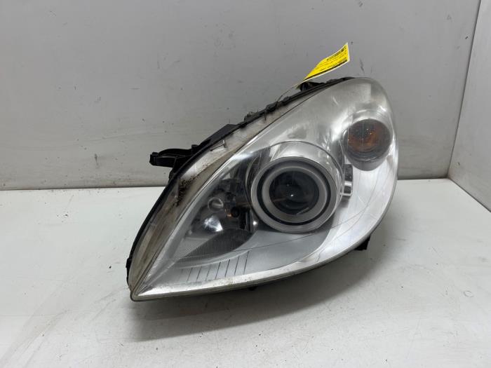 Używane Reflektor lewy Mercedes B (W245) 2.0 B-200 CDI 16V Cena € 125,00 Procedura marży oferowane przez F. van den Mosselaar autodemontage