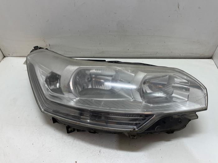 Używane Reflektor prawy Citroen C5 III Tourer (RW) 1.6 16V THP 155 Cena € 70,00 Procedura marży oferowane przez F. van den Mosselaar autodemontage