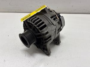 Dynamo van een Renault Clio III (BR/CR) 1.2 16V 75 2010