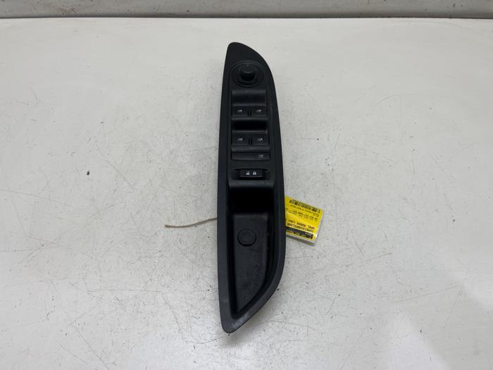 Usados Interruptor combinado de ventanillas Opel Mokka/Mokka X 1.7 CDTI 16V 4x2 Precio € 20,00 Norma de margen ofrecido por F. van den Mosselaar autodemontage