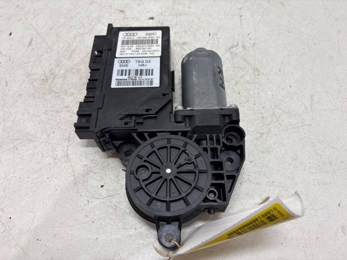 Usados Motor de ventanilla de puerta Audi A8 (D3) 6.0 W12 48V Quattro Precio € 15,00 Norma de margen ofrecido por F. van den Mosselaar autodemontage