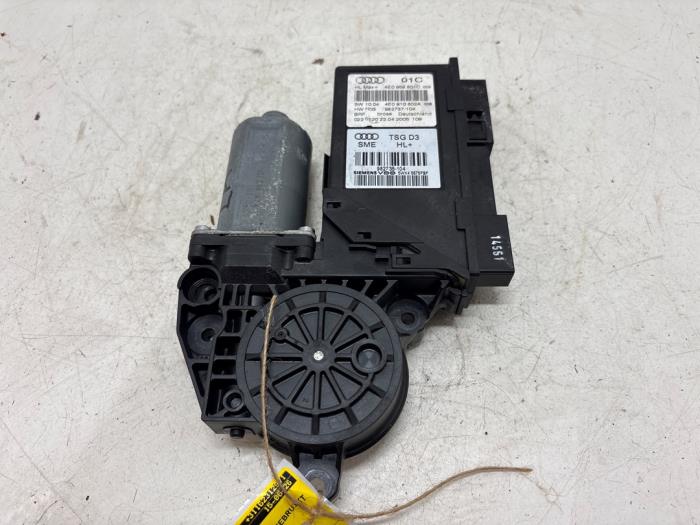 Usados Motor de ventanilla de puerta Audi A8 (D3) 6.0 W12 48V Quattro Precio € 15,00 Norma de margen ofrecido por F. van den Mosselaar autodemontage