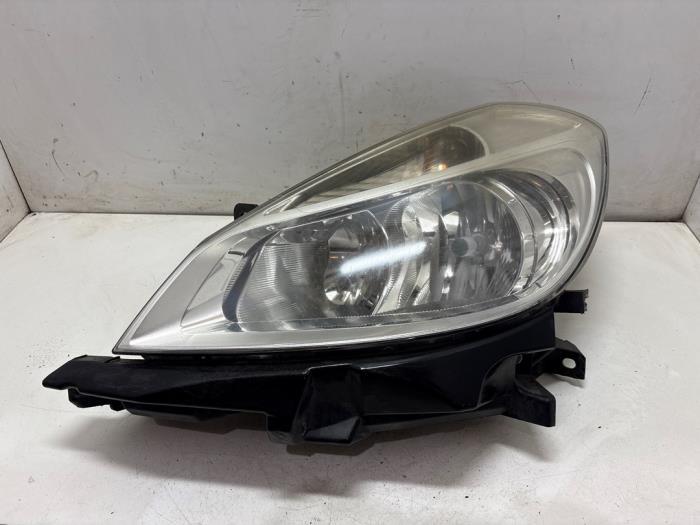 Używane Reflektor lewy Renault Clio III (BR/CR) 1.4 16V Cena € 35,00 Procedura marży oferowane przez F. van den Mosselaar autodemontage