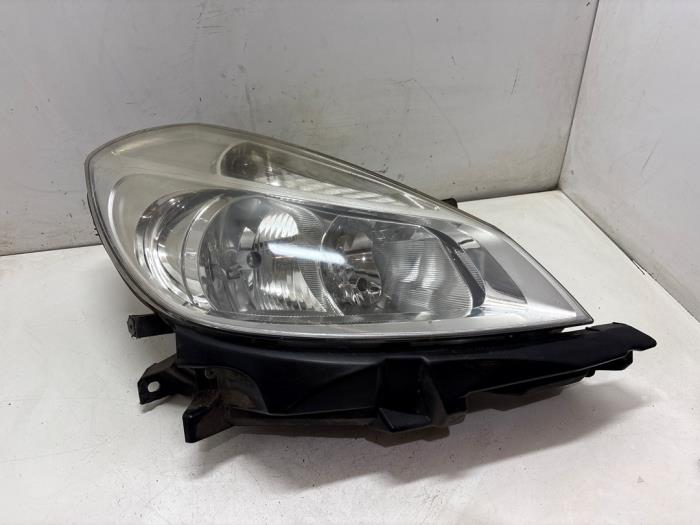 Używane Reflektor prawy Renault Clio III (BR/CR) 1.4 16V Cena € 35,00 Procedura marży oferowane przez F. van den Mosselaar autodemontage