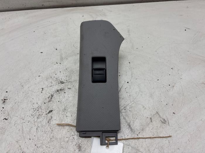 Usados Interruptor de ventanilla eléctrica Toyota Yaris II (P9) 1.3 16V VVT-i Precio € 10,00 Norma de margen ofrecido por F. van den Mosselaar autodemontage
