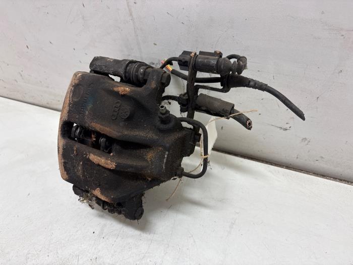 Gebrauchte Bremszange links vorne Audi A4 Avant (B7) 1.6 Preis € 35,00 Margenregelung angeboten von F. van den Mosselaar autodemontage