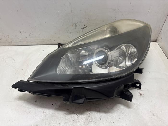 Używane Reflektor lewy Renault Clio III (BR/CR) 1.4 16V Cena € 35,00 Procedura marży oferowane przez F. van den Mosselaar autodemontage