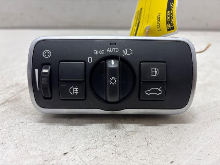 Używane Przelacznik swiatel Volvo V60 I (FW/GW) 2.4 D6 20V AWD Twin Engine Plug-in Hybrid Cena € 25,00 Procedura marży oferowane przez F. van den Mosselaar autodemontage