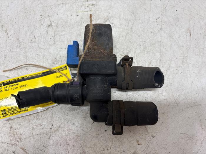 Begagnade Extra vattenpump Volvo V60 I (FW/GW) 2.4 D6 20V AWD Twin Engine Plug-in Hybrid Pris € 15,00 Marginaltabell erbjuds av F. van den Mosselaar autodemontage