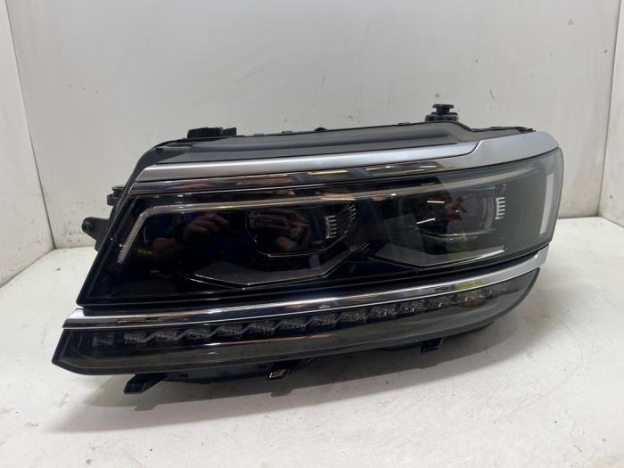 Używane Reflektor lewy Volkswagen Tiguan (AD1) 1.5 TSI 16V Evo BlueMotion Technology Cena € 350,00 Procedura marży oferowane przez F. van den Mosselaar autodemontage