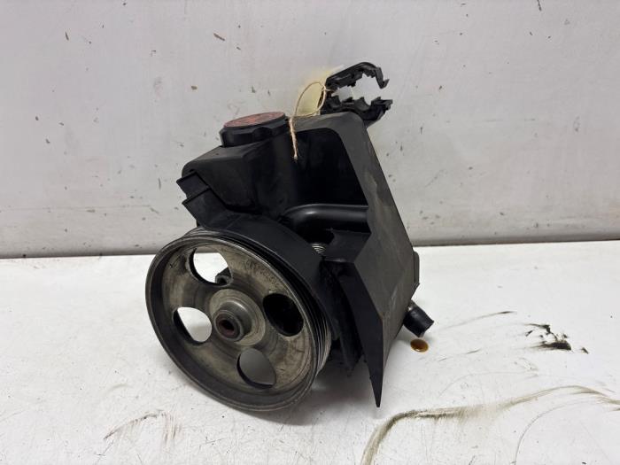 Usagé Pompe de direction Peugeot 206+ (2L/M) 1.1 XR,XS Prix € 25,00 Règlement à la marge proposé par F. van den Mosselaar autodemontage