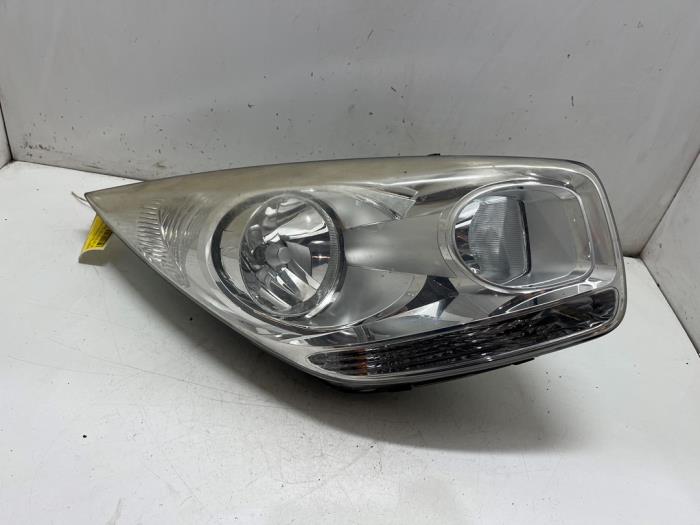 Używane Reflektor prawy Kia Venga 1.6 CVVT 16V Cena € 85,00 Procedura marży oferowane przez F. van den Mosselaar autodemontage