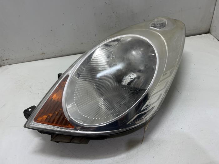 Używane Reflektor lewy Nissan Note (E11) 1.6 16V Cena € 25,00 Procedura marży oferowane przez F. van den Mosselaar autodemontage