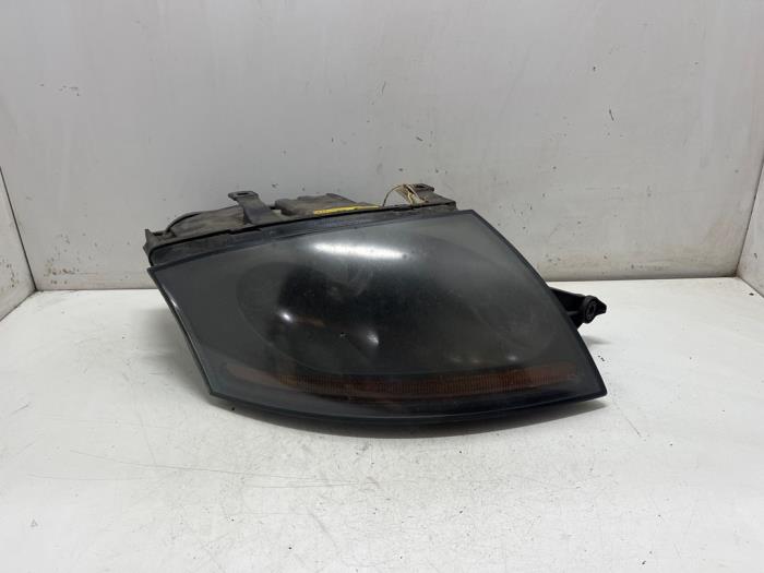 Używane Reflektor prawy Audi TT (8N3) 1.8 20V Turbo Cena € 150,00 Procedura marży oferowane przez F. van den Mosselaar autodemontage