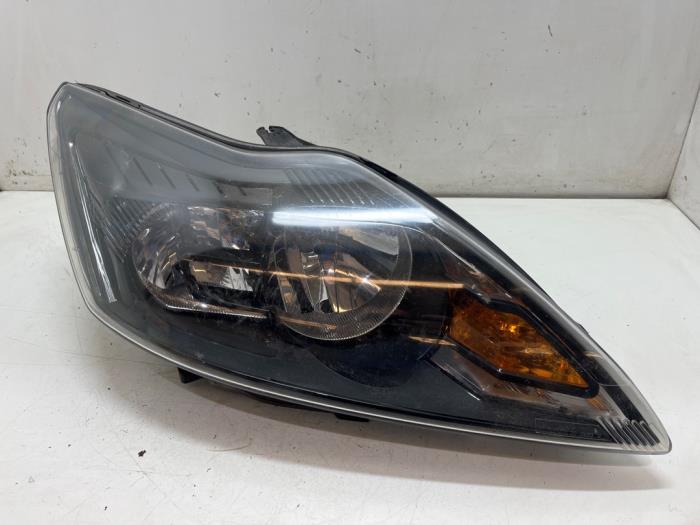 Używane Reflektor prawy Ford Focus 2 Wagon 2.0 16V Cena € 35,00 Procedura marży oferowane przez F. van den Mosselaar autodemontage