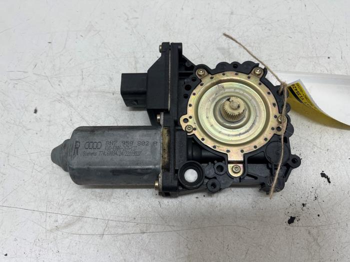 Usados Motor de ventanilla de puerta Audi TT Roadster (8N9) 1.8 20V Turbo Precio € 65,00 Norma de margen ofrecido por F. van den Mosselaar autodemontage