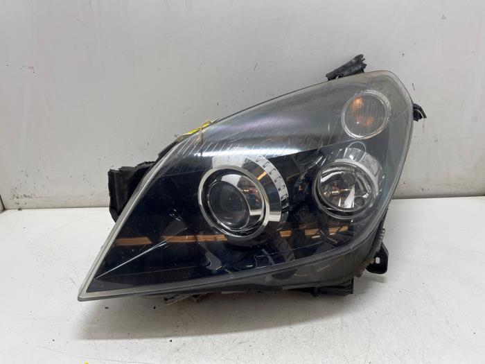 Używane Reflektor lewy Opel Astra H Twin Top (L67) 1.8 16V Cena € 150,00 Procedura marży oferowane przez F. van den Mosselaar autodemontage