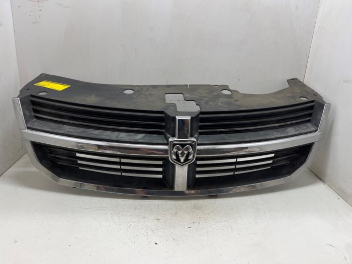 Begagnade Grill Dodge Avenger (JS) 2.0 16V Pris € 25,00 Marginaltabell erbjuds av F. van den Mosselaar autodemontage
