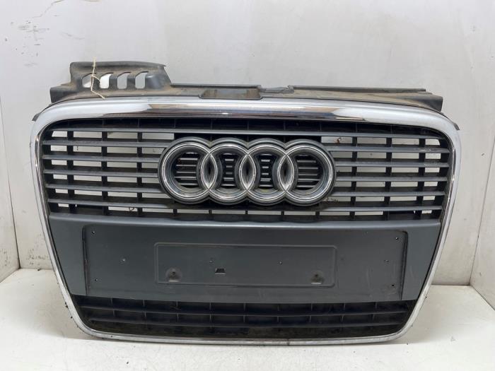 Używane Grill Audi A4 Avant (B7) 1.6 Cena € 125,00 Procedura marży oferowane przez F. van den Mosselaar autodemontage