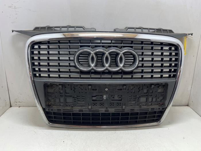 Begagnade Grill Audi A3 Sportback (8PA) 1.6 FSI 16V Pris € 125,00 Marginaltabell erbjuds av F. van den Mosselaar autodemontage