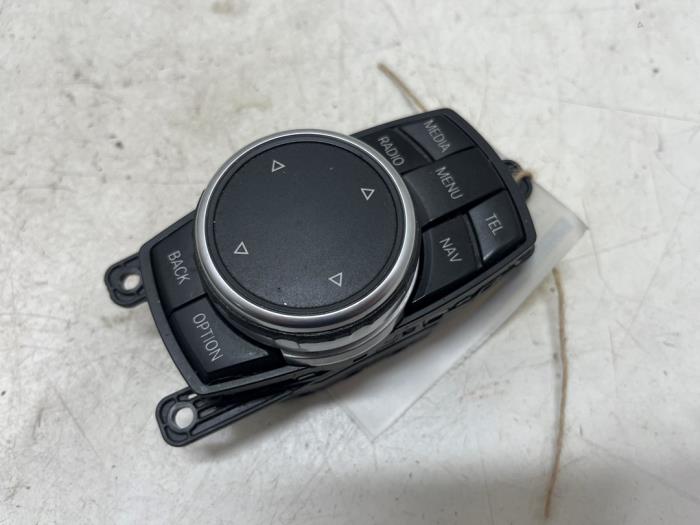 Używane Przycisk I-Drive BMW 3 serie Touring (F31) 318d 2.0 16V Cena € 35,00 Procedura marży oferowane przez F. van den Mosselaar autodemontage