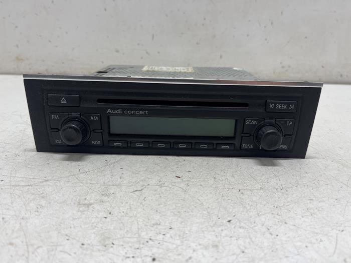 Używane Radioodtwarzacz CD Audi A4 Cabriolet (B6) 2.4 V6 30V Cena € 50,00 Procedura marży oferowane przez F. van den Mosselaar autodemontage
