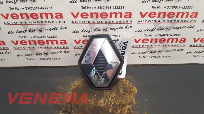 Używane Emblemat Renault Scénic II (JM) 1.6 16V Cena € 9,99 Procedura marży oferowane przez Venema Autoparts
