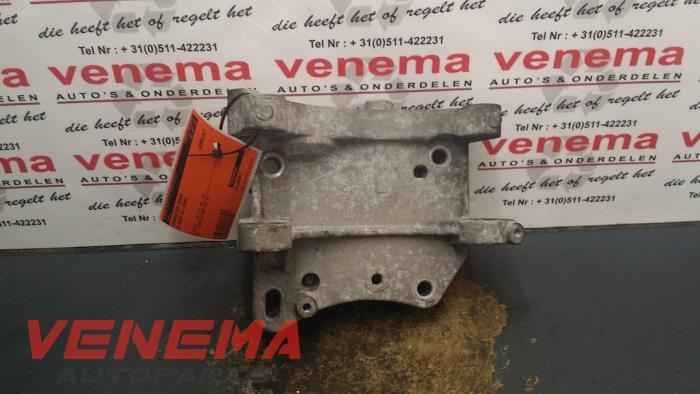 Usagé Support dynamo haut Citroen C4 Coupé (LA) 1.6 16V Prix € 19,99 Règlement à la marge proposé par Venema Autoparts