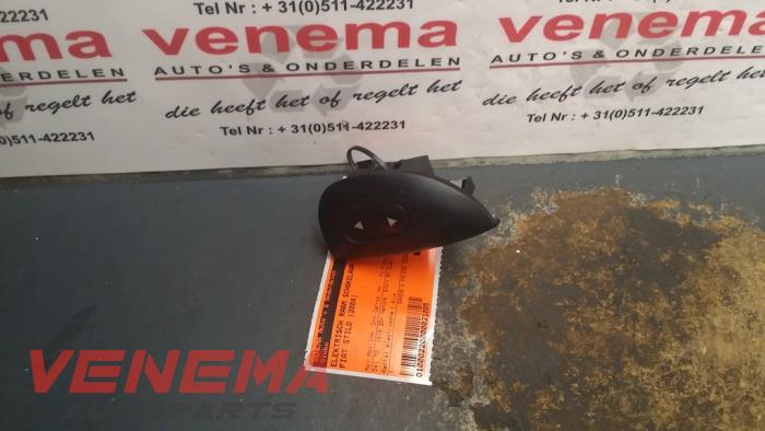 Usados Interruptor de ventanilla eléctrica Fiat Stilo (192A/B) 1.9 JTD 115 Precio € 9,99 Norma de margen ofrecido por Venema Autoparts
