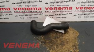 Usados Manguera de radiador Mercedes CLA Shooting Brake (117.9) 1.6 CLA-200 16V Precio € 14,99 Norma de margen ofrecido por Venema Autoparts