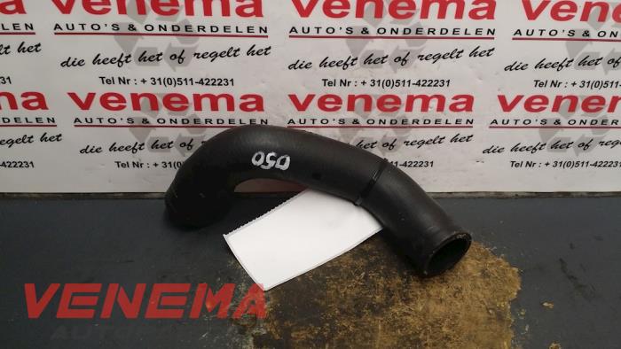 Manguera de radiador de un Mercedes-Benz CLA Shooting Brake (117.9) 1.6 CLA-200 16V 2015