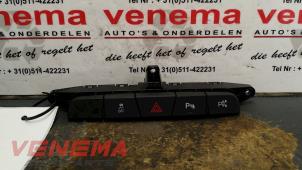 Usagé Commutateur éclairage d'urgence Opel Insignia Sports Tourer 2.0 CDTI 16V Prix € 35,00 Règlement à la marge proposé par Venema Autoparts