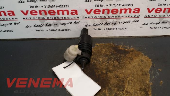 Windscreen washer pump from a Opel Insignia Sports Tourer 2.0 CDTI 16V 2014