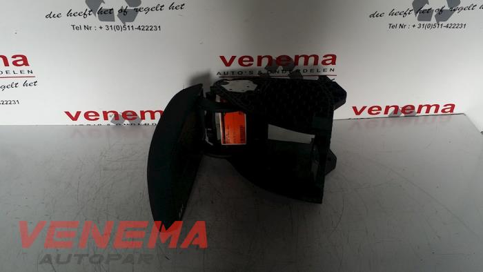 Armrest from a Skoda Octavia Combi (1Z5) 1.8 TSI 16V 2012