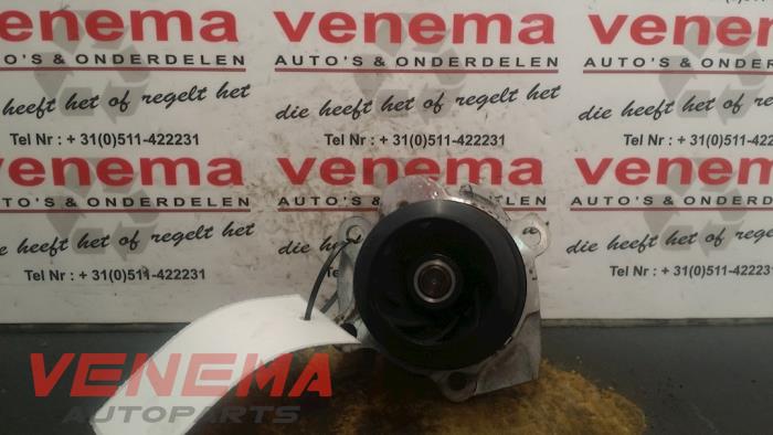 Water pump from a Volkswagen Touran (1T1/T2) 1.9 TDI 105 Euro 3 2006