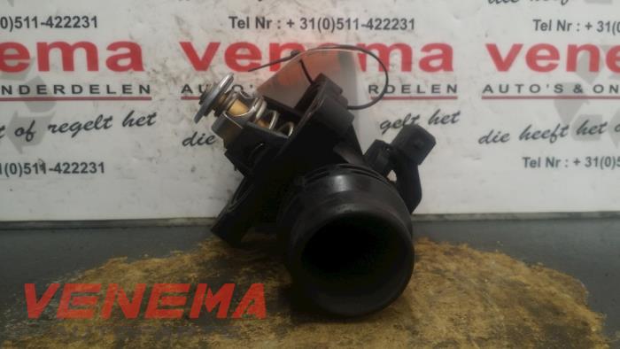 Thermostat housing from a BMW 3 serie (E46/2) 318 Ci 16V 2002