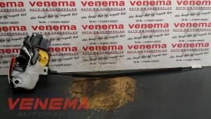 Używane Mechanizm blokady drzwi lewych przednich wersja 4-drzwiowa Opel Insignia Sports Tourer 2.0 CDTI 16V 130 ecoFLEX Cena € 60,00 Procedura marży oferowane przez Venema Autoparts