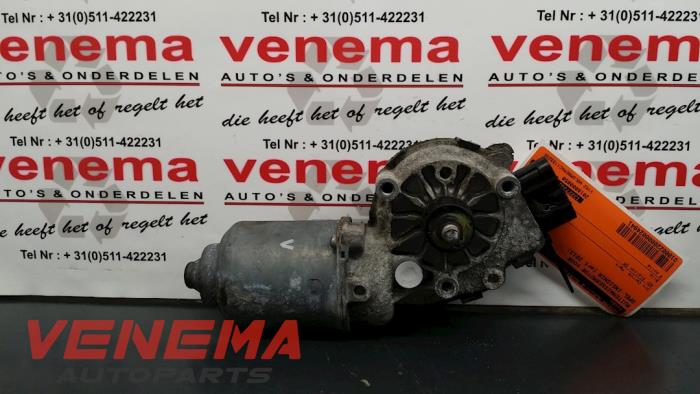 Front wiper motor from a Opel Insignia Sports Tourer 2.0 CDTI 16V 130 ecoFLEX 2013