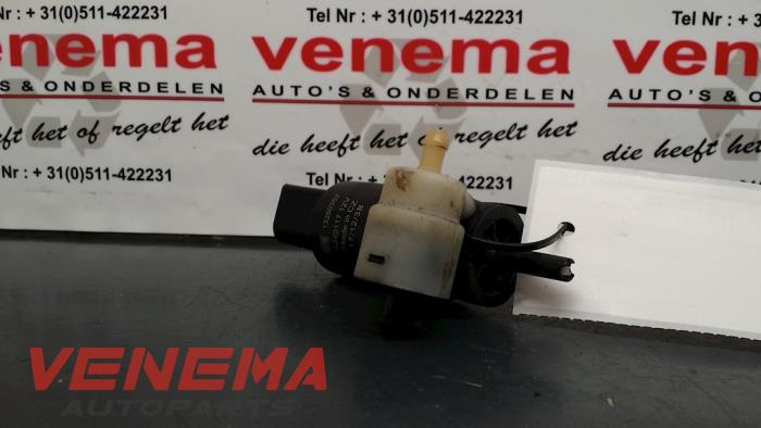 Windscreen washer pump from a Opel Insignia Sports Tourer 2.0 CDTI 16V 130 ecoFLEX 2013