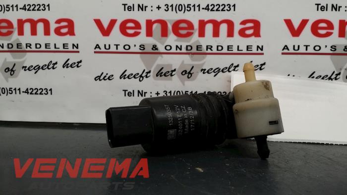 Windscreen washer pump from a Opel Insignia Sports Tourer 2.0 CDTI 16V 130 ecoFLEX 2013