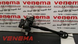 Używane Ogranicznik drzwi prawych przednich wersja 4-drzwiowa Opel Insignia Sports Tourer 2.0 CDTI 16V 130 ecoFLEX Cena € 25,00 Procedura marży oferowane przez Venema Autoparts