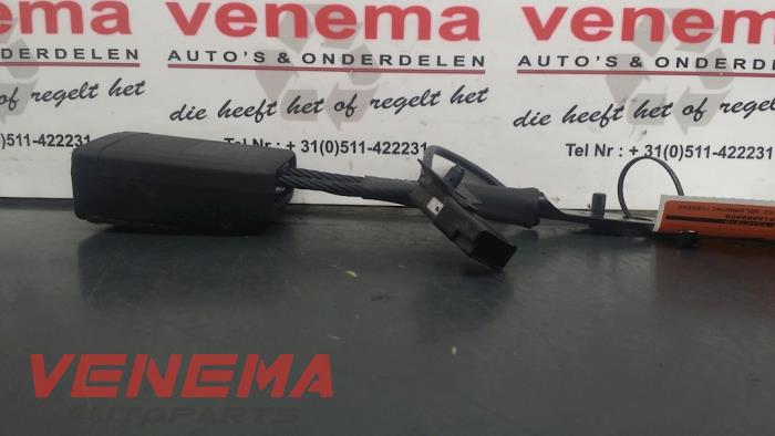 Insertion ceinture de sécurité avant gauche d'un Opel Insignia Sports Tourer 2.0 CDTI 16V 130 ecoFLEX 2013
